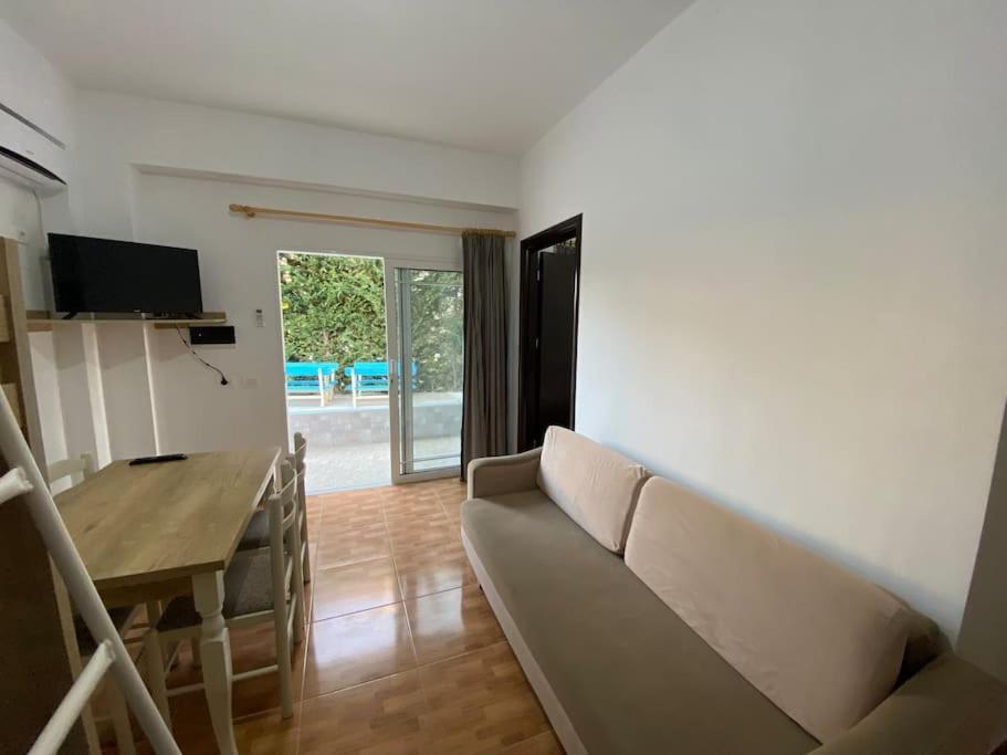 קסאמיל Guesthouse Xhimi מראה חיצוני תמונה